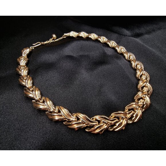 Vintage TRIFARI 1950s Gold-Tone Necklace With Textured Leaf Design - Picture 4 of 5